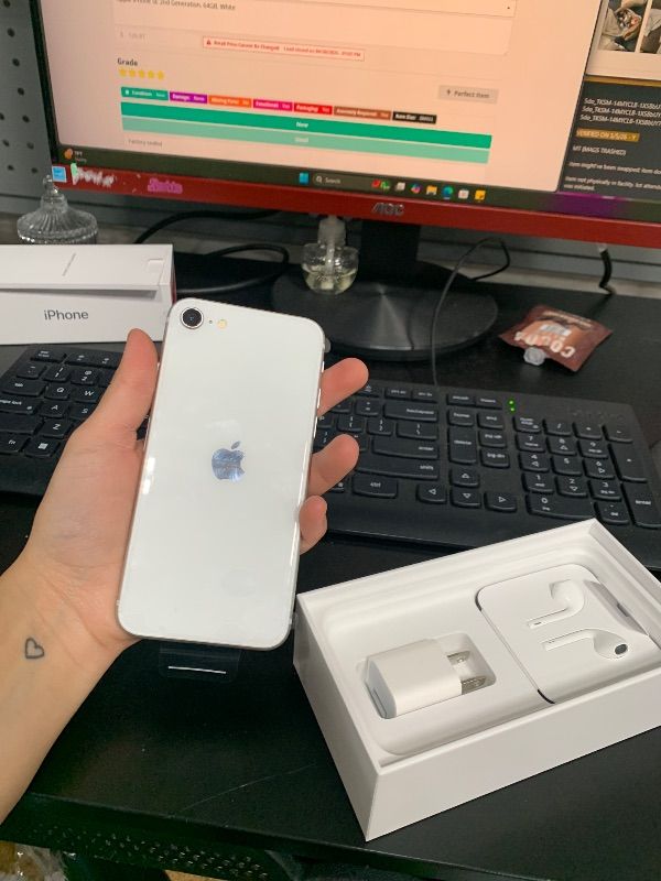 Photo 1 of Apple iPhone SE 2nd Generation, 64GB, White