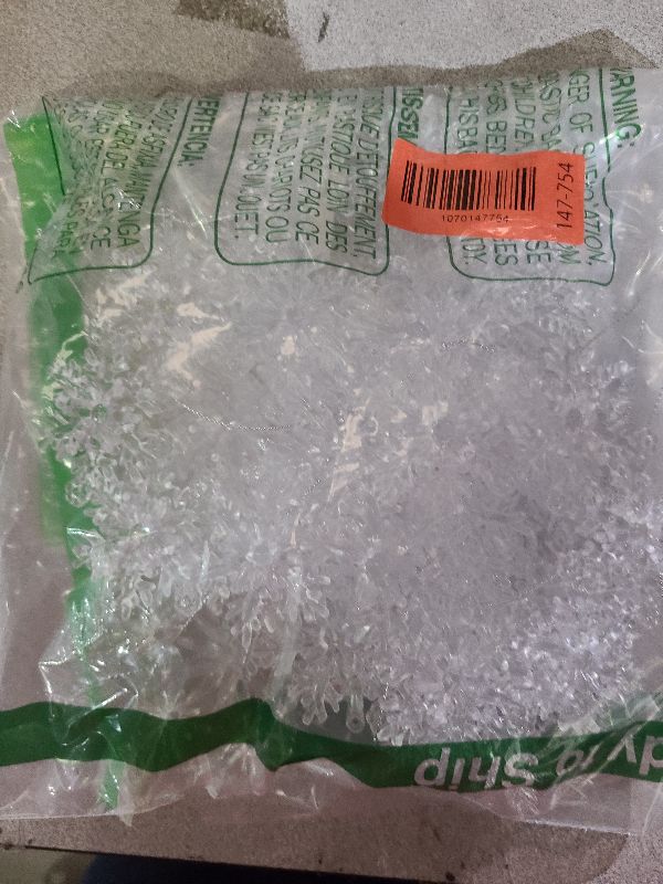 Photo 1 of 18 PCS Christmas Tree Decorations 3 Styles Snowflake Clear Acrylic Ornaments Hanging Plastic Ornaments for New Year Winter Holiday Wedding Party Decor