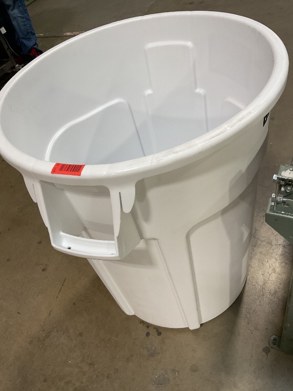 Photo 1 of **DIRT FROM TRANSPORT **Rubbermaid Commercial Products BRUTE Heavy-Duty Round Vented Trash Can Without Lid, 55-Gallon, White, for Landscapers/Construction/Restaurant/Stadium/Back of House/Office/Warehouse/Home