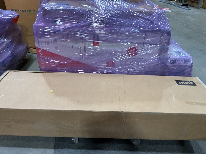 Photo 1 of *** USED, MINOR DAMAGE ***Thule 613 Pulse Cargo Box Alpine, Black