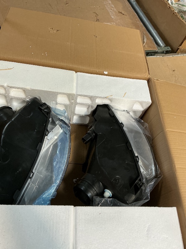 Photo 1 of **FOR PARTS ONLY / DAMAGED BRACKET PIECES*** LBRST Headlight Assembly Compatible with 2000-2004 For FORD FOCUS Chrome Housing Amber Reflector Driver and Passenger Side Headlamp 3S4Z13008CD 3S4Z13008CC 3S4Z13008AD 3S4Z13008AC