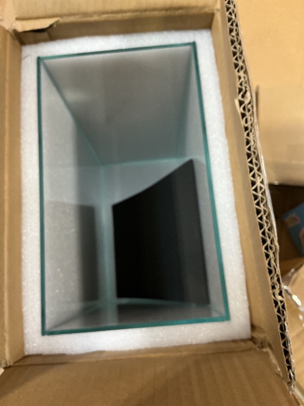 Photo 1 of **LEAKS**
Vimvins 3 Gallon Glass Fish Tank, Easy to Maintain Small Aquarium for Betta/Snails/Shrimp and Aquatic Planting.