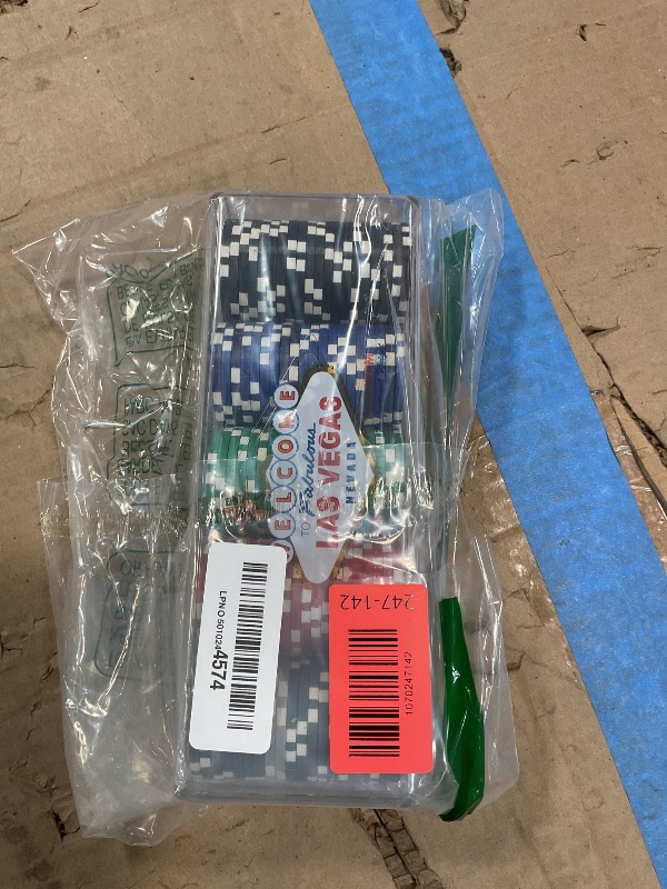 Photo 1 of 100 Piece Las Vegas Design Poker Chips in Clear Plastic Tray