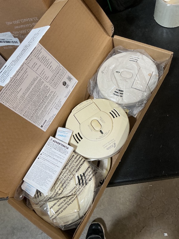 Photo 1 of ***1 MISSING BATTERY*** Kidde  And Carbon Monoxide Detector, Hardwired with AA Battery Backup, LED Status Lights, Interconnected, 85 dB Alarm, 5 inches, 30CUAR, 3 Pack