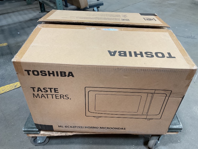 Photo 1 of **MISSING RACK** Toshiba Air Fryer Combo 4-in-1 Countertop Microwave Oven, Smart Sensor, Convection, Mute Function, Position Memory 13.6" Turntable, 1.5 Cu Ft, 1000W, Silver, ML-EC42P(SS)