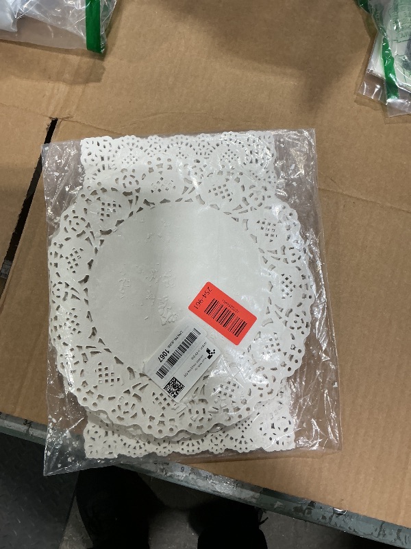 Photo 1 of 150Pcs Paper Doilies Assorted Sizes White Lace Paper Doilies Disposable Doily Rectangle Round Paper Doilies for Dessert Trays Tables Furniture Buffet Cake Fried Food Wedding Party Tableware Decor