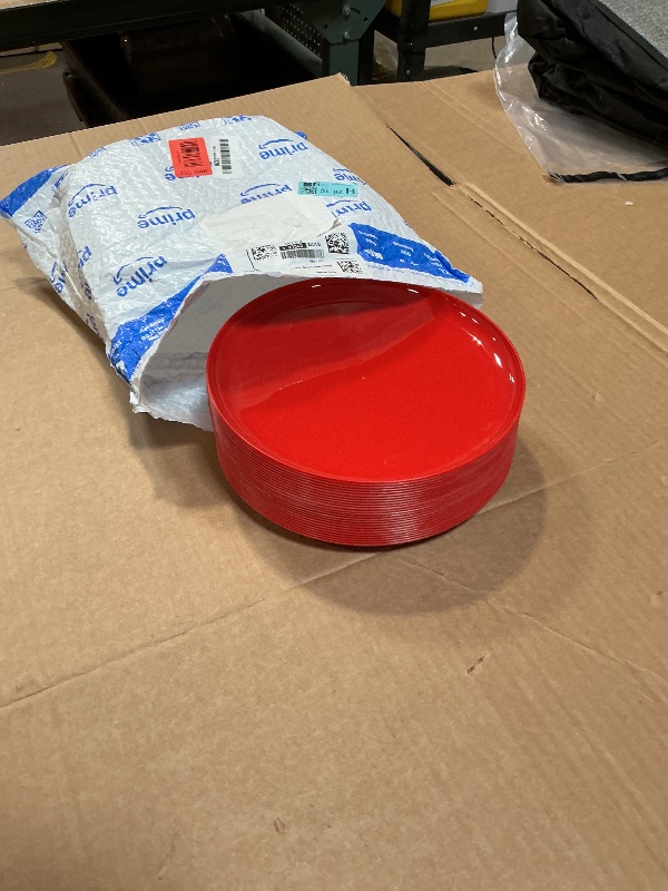 Photo 1 of **25 plates**PLASTICPRO 30 Pack 8.6'' Christmass Red Plastic Party Plates Edge Collection Premium heavyweight Elegant Disposable Tableware Dishes
