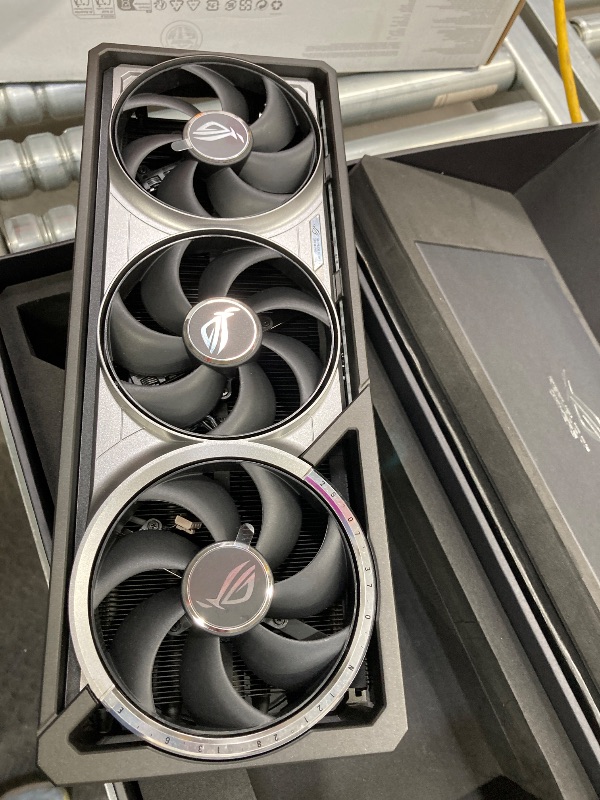 Photo 1 of ***Only to use to parts**ASUS ROG Astral GeForce RTX™ 5090 OC Edition Gaming Graphics Card (PCIe® 5.0, 32GB GDDR7, HDMI®/DP 2.1, 3.8-Slot, 4-Fan Design, Axial-tech Fans, Patented Vapor Chamber, Phase-Change GPU Thermal pad)