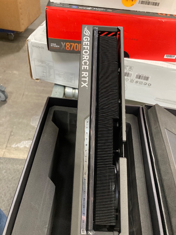 Photo 1 of ***Only to use to parts**ASUS ROG Astral GeForce RTX™ 5090 OC Edition Gaming Graphics Card (PCIe® 5.0, 32GB GDDR7, HDMI®/DP 2.1, 3.8-Slot, 4-Fan Design, Axial-tech Fans, Patented Vapor Chamber, Phase-Change GPU Thermal pad)