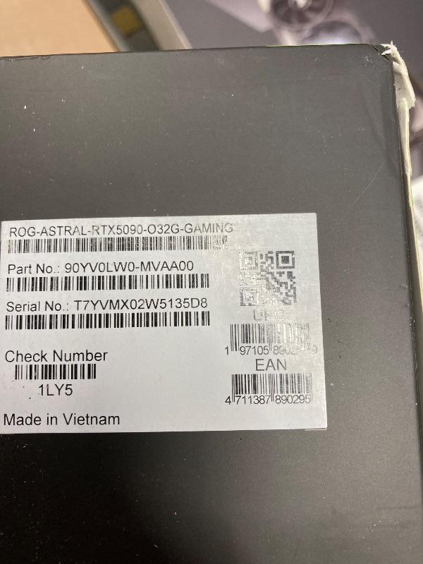Photo 1 of ***Only to use to parts**ASUS ROG Astral GeForce RTX™ 5090 OC Edition Gaming Graphics Card (PCIe® 5.0, 32GB GDDR7, HDMI®/DP 2.1, 3.8-Slot, 4-Fan Design, Axial-tech Fans, Patented Vapor Chamber, Phase-Change GPU Thermal pad)