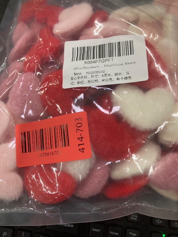 Photo 1 of 100 pcs Valentine's Day Felt Hearts, 40 mm Mini Red Pink White Hearts Love Shaped Cute Felt Crafts Ornaments Decoration for Valentine's Day Wedding Holiday Party Decoration (Mixed Color, 40mm)