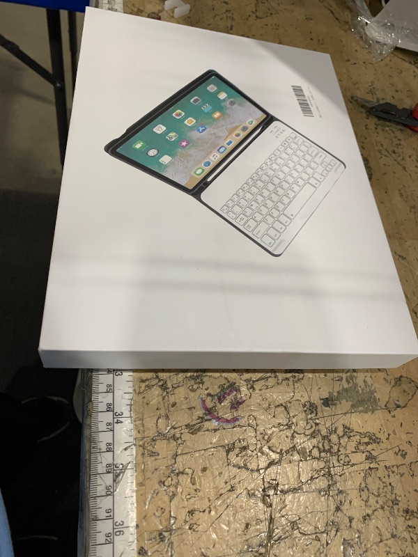 Photo 1 of *MISSING KEYBOARD* aoub Keyboard Case for iPad (A16) 11th Gen 11 Inch 2025, iPad 10th Generation 10.9 inch 2022 with Pencil Holder, Stand Folio Detachable Wireless Bluetooth Rechargeable Keyboard, Light Green