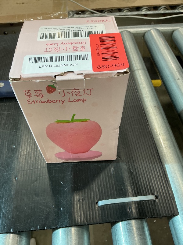 Photo 1 of *USED*
LVOERTUIG Strawberry Night Light, Cute Silicone Strawberry Lamp, LED Cute Night Light, Bedside Color Changing Lamp, 3 Modes Touch for Birthday, Christmas