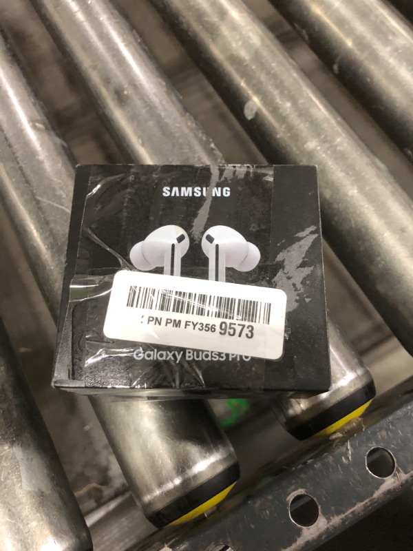 Photo 1 of Samsung Galaxy Buds 3 Pro AI True Wireless Bluetooth Earbuds, Noise Cancelling, Sound Optimization, Redesigned Comfort Fit, Silver [US Version, Amazon Exclusive