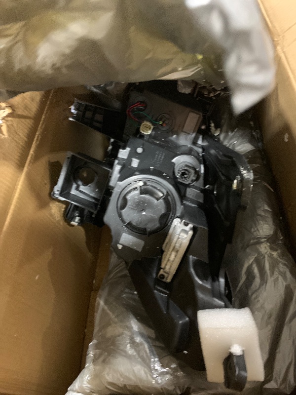 Photo 1 of YEQSHNG RH W/o AFS HID/Xenon Headlights Assembly Compatible with 2013-2017 Buick Enclave Not Adaptive Headlamp (The Angle And Range Of Illumination Cannot be Adjusted) Right Passenger Side GM2503382