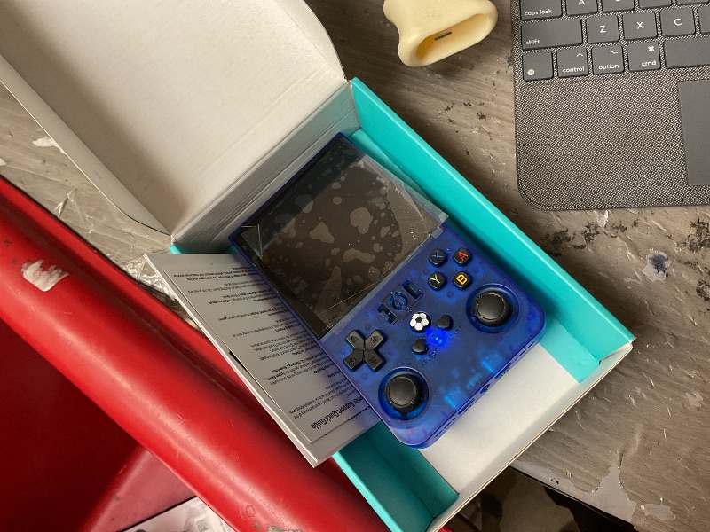 Photo 1 of ?R36MAX 4000mAh Portable Rechargeable Handheld Retro Game Console,Comfort Non-Slip Handheld Standing Retro Game Console with 64G TF Car,4.0-inch Screen,for Office,Blue