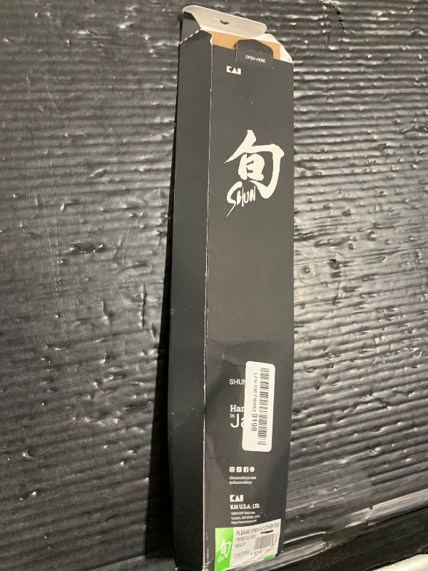 Photo 1 of Shun Premier Blonde 9" Bread Knife, Handcrafted Japanese Serrated Knife, VG-MAX Core with Damascus Stainless Steel Cladding, Pakkawood Handle, Slicing Tool for Professional and Home Chefs