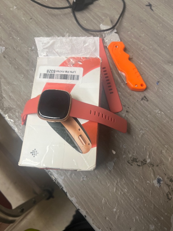 Photo 1 of SCREEN WONT POWER ON*** Fitbit Versa 4 Fitness Smartwatch with Daily Readiness, GPS, 24/7 Heart Rate, 40+ Exercise Modes, Sleep Tracking and more, Pink Sand/Copper Rose, One Size (S & L Bands Included)