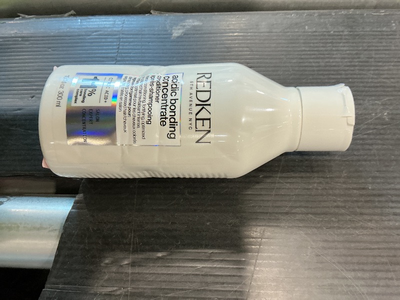 Photo 1 of *MISSING PARTS*
Redken Acidic Bonding Concentrate Conditioner For Damaged Hair Repair - Strengthens and Repairs Weak and Brittle Hair, Sulfate-Free, With Citric Acid