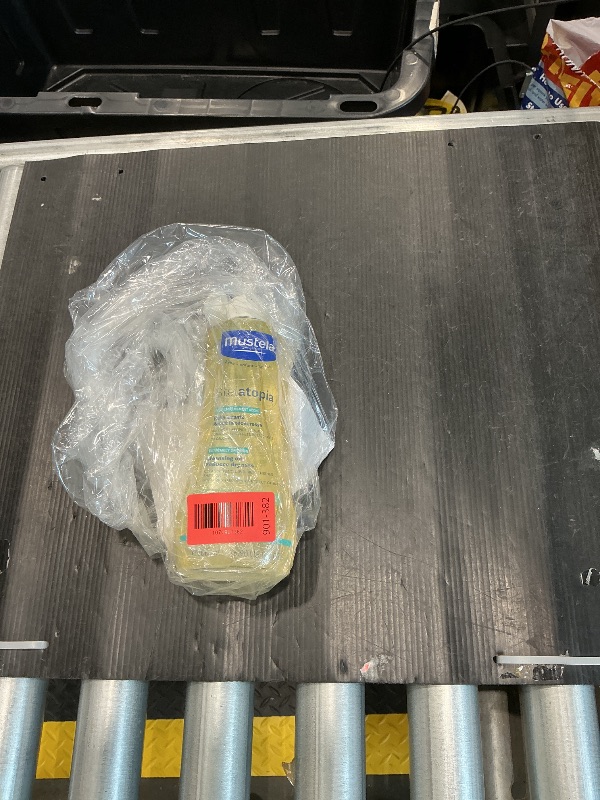 Photo 1 of ***MISSING PUMPER*** Mustela Stelatopia Eczema-Prone Skin Cleansing Oil - Baby Body Wash with Natural Avocado & Sunflower Oil - Family Skin Care Essentials - EWG Verified - Fragrance-Free & Tear Free - 16.9 fl. oz.