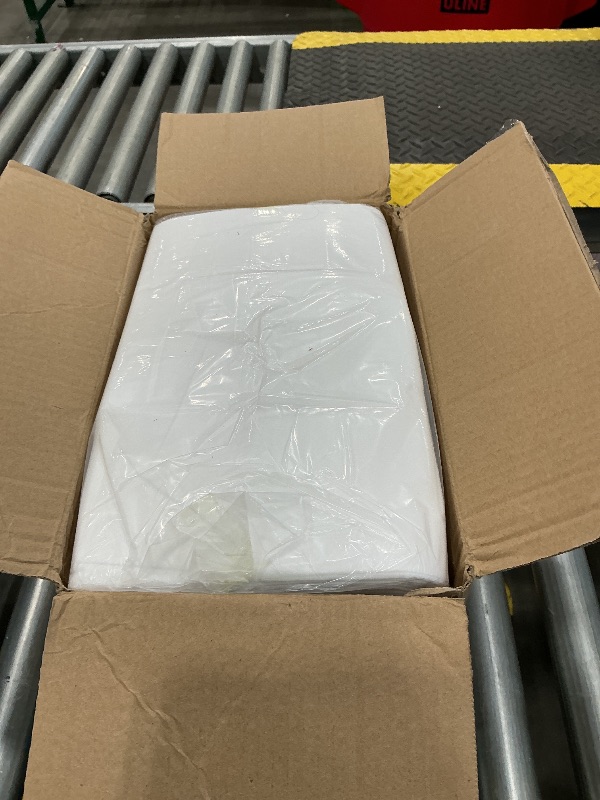 Photo 1 of 100 Pack 31" x 71" Disposable Non-Woven Massage Table Bed Covers - 2-Ply Waterproof Spa Sheets for Facial, Tattoo & Waxing.