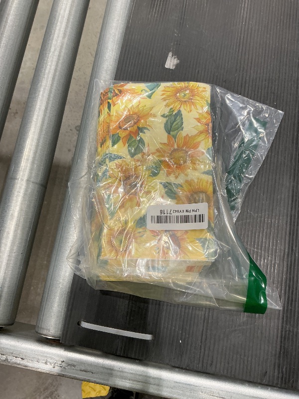Photo 1 of 40Pcs Sunflower Paper Napkins Sunflower Tissue Paper Sunflowers Disposable Hand Towels Sunflowers Napkin for Sunflowers Birthday Party Decorations Kitchen Dinner Wedding Holiday Tea Party Supplies