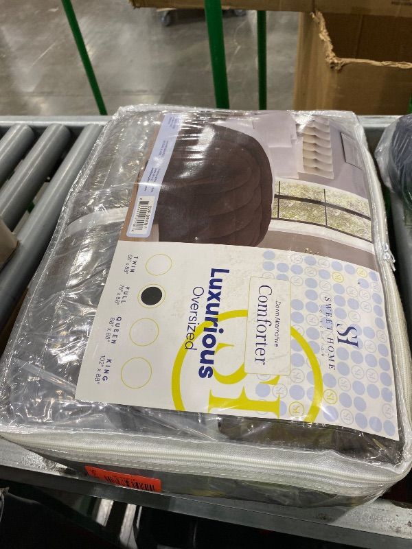Photo 1 of *USED*
Sweet Home Collection Down Alternative Comforter All Season Warmth Luxurious Plush Loft Microfiber Fill Duvet Insert Bedding, Full, Brown