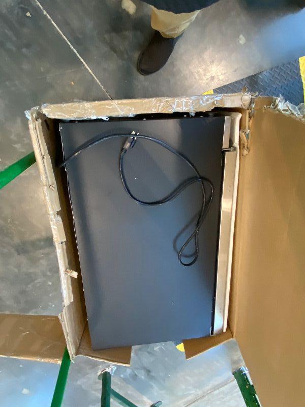 Photo 1 of *Minor Damage* EdgeStar IB250 15 Inch Wide 20 Lbs. Capacity Free Standing and Undercounter Ice Maker with 25 Lbs. Daily Ice Production - Stainless Steel