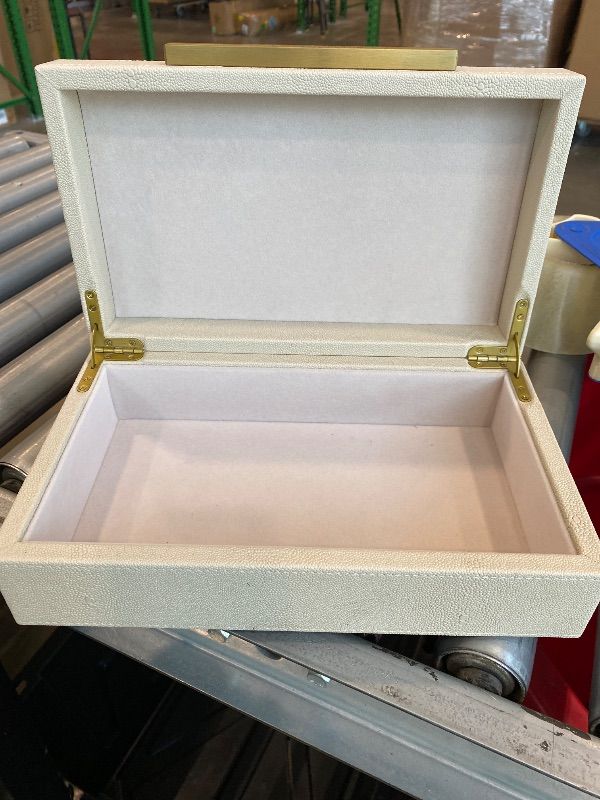 Photo 1 of *MINOR DAMAGE - USED*
Generic Pearl White Small Decorative Box with Gold handle, PU Leather exquisite Box for Keepsake Memory Box, Storage Box with Lid for Modern Home, Jewelry Organizer(Pearl White-Gold, 1pack)