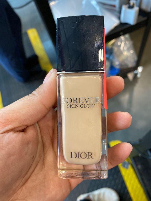 Photo 1 of *MINOR DAMAGE - USED*
Dior forever Skin Glow Foundation no transfer high perfection (1.5W Warm, 1 Fl Oz (Pack of 1))