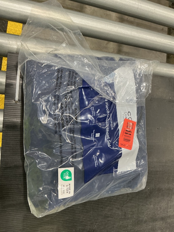 Photo 1 of *USED*
Queen Size 4 Piece Sheet Set - Comfy Breathable & Cooling Bed Sheets Set - Hotel Luxury Bedding for Women, Men, Kids, Teens, Boys & Girls - Deep Pockets, Soft and Wrinkle Free - Oeko-Tex - Navy Blue