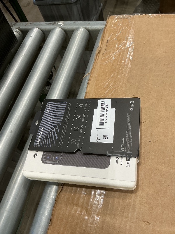 Photo 1 of ** MISSING ACCESSORIES**
pitaka for iPhone 17 Pro Case 6.3" with Camera Control Button, Compatible with MagSafe, Ultra-Slim Case with Caseless Touch Feeling, 600D Aramid Fiber Woven, Black/Grey(Twill)