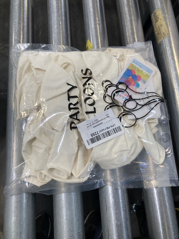 Photo 1 of 32Pcs White Big Balloons 18 Inch, Round Large Latex Party Balloons for Birthday Wedding Decorations. (white)