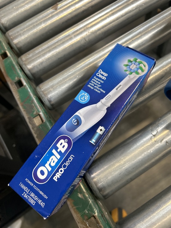 Photo 1 of Oral-B Pro 100 3D White, Battery Toothbrush, White