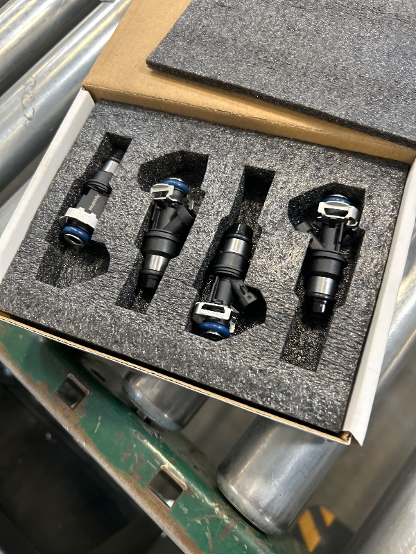 Photo 1 of 4 Holes 8Pcs Fuel Injectors Compatible with Chevy Chevrolet Tahoe Silverado Suburban Express 1500 2500 3500 GMC Sierra Yukon Cadillac Escalade Buick Rainier 4.8L 5.3L 6.0L Replace 17113553