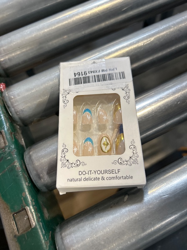 Photo 1 of Short Round Press on Nails Gold Chrome Fake Nails French Tip False Nails Press ons with Hexagram Design Reusable Artificial Nail Full Cover Glossy Glue on Nail Stick on Nails for Women Manicure 24 Pcs