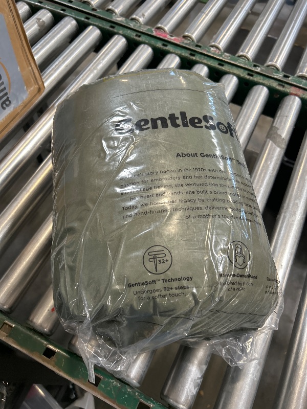 Photo 1 of Bedsure Queen Comforter Set, Dark Green Soft Prewashed Bedding for All Seasons, 3 Pieces GentleSoft™ Bed Set, 1 Lightweight Comforter (90"x90") and 2 Pillowcases (20"x26")