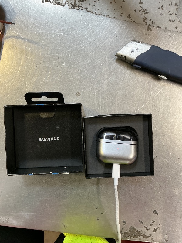Photo 1 of RIGHT EARBUD DOES NOT WORK***********Samsung Galaxy Buds 3 Pro AI True Wireless Bluetooth Earbuds, Noise Cancelling, Sound Optimization, Redesigned Comfort Fit, Silver [US Version, Amazon Exclusive, 2Yr Warranty]
