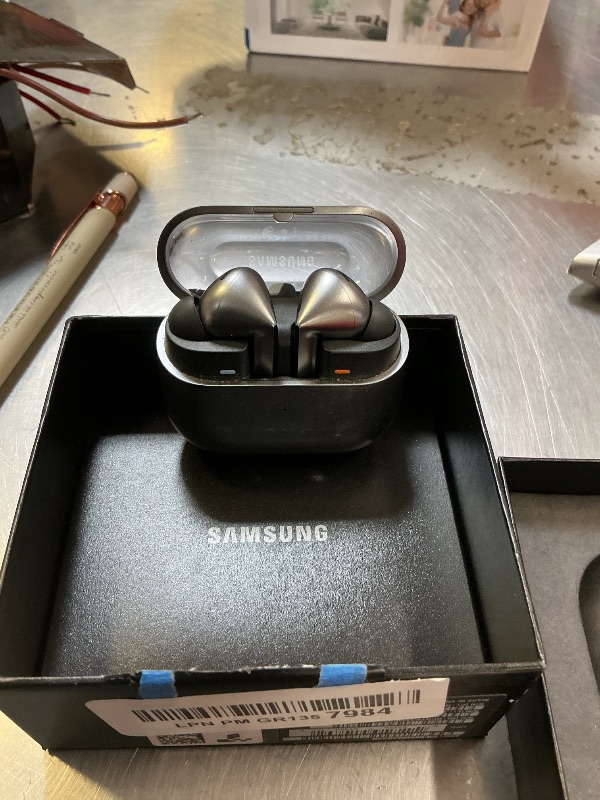 Photo 1 of RIGHT EARBUD DOES NOT WORK***********Samsung Galaxy Buds 3 Pro AI True Wireless Bluetooth Earbuds, Noise Cancelling, Sound Optimization, Redesigned Comfort Fit, Silver [US Version, Amazon Exclusive, 2Yr Warranty]