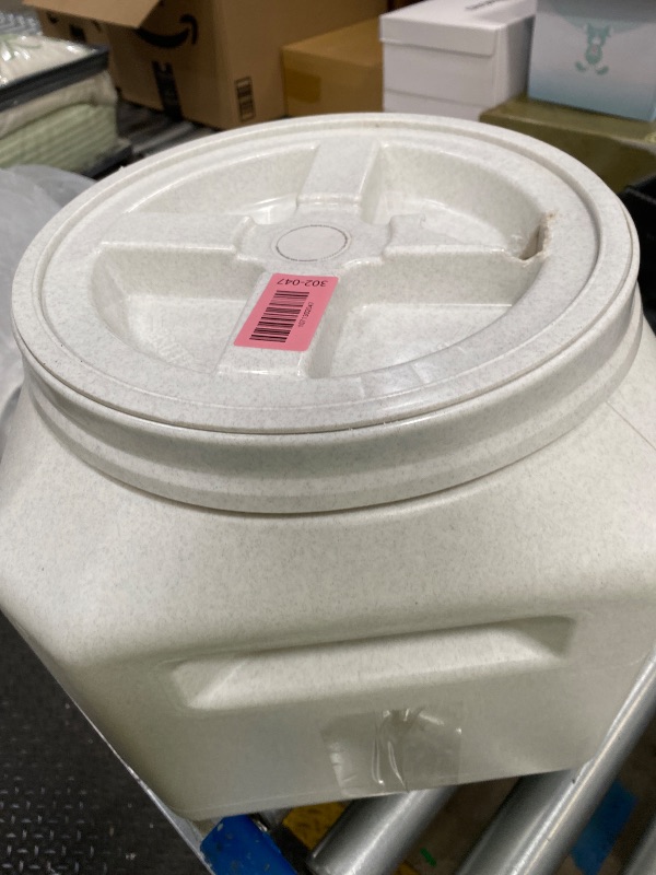 Photo 1 of ***Lid broken***
Gamma2 Vittles Vault Dog Food Storage Container with Airtight Lid, holds up to 25-30 Pounds of Dry Pet Food, Cat Kibble and Bird Feed, BPA Free, Made in USA