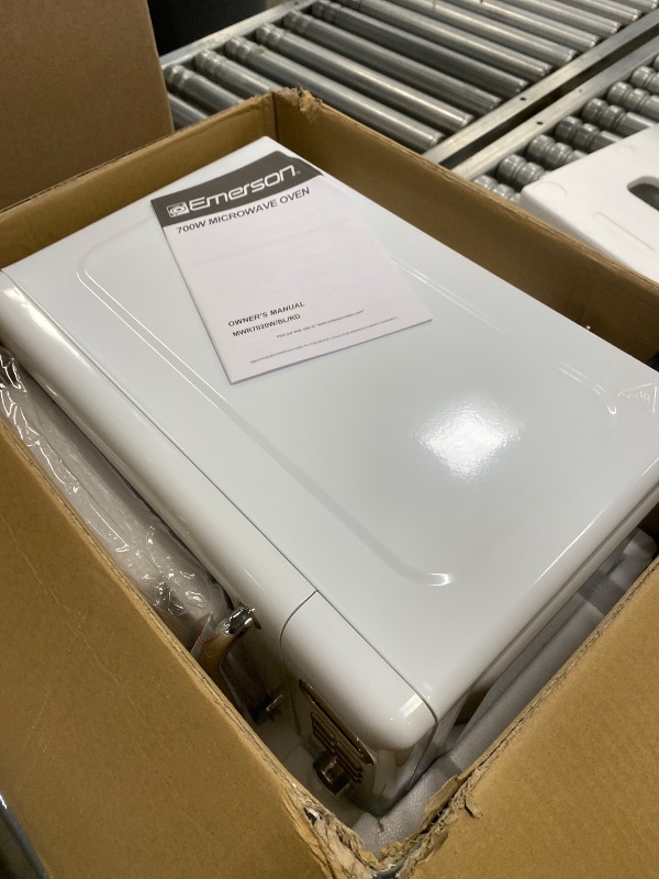 Photo 1 of ***DAMAGED -SELLING AS PARTS ONLY***Emerson MWR7020W Compact Countertop Microwave Oven with Button Control, LED Display, 700W 5 Power Levels, 8 Auto Menus, Glass Turntable and Child Safe Lock, 0.7, Retro White