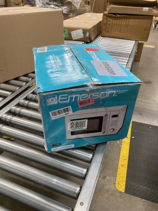 Photo 1 of ***DAMAGED -SELLING AS PARTS ONLY***Emerson MWR7020W Compact Countertop Microwave Oven with Button Control, LED Display, 700W 5 Power Levels, 8 Auto Menus, Glass Turntable and Child Safe Lock, 0.7, Retro White