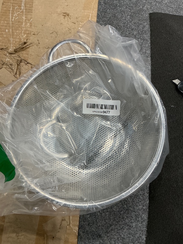 Photo 1 of **Broken handle**
Gulex Colander Stainless Steel 3-Quart, Metal Strainer with Base, Strainer for Kitchen Food, Dishwasher Safe