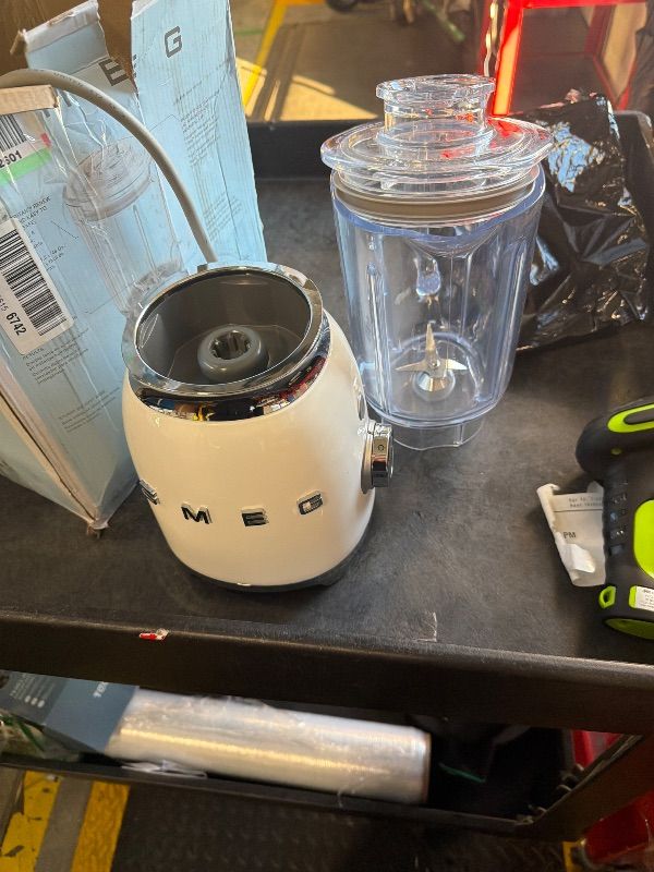 Photo 1 of **DIRTY/USED**
SMEG BLF03 Retro Style Blender – 600W Countertop Blender with 48 oz BPA-Free Jug, 3 Speeds + Pulse, Ice Crush & Smoothie Functions – 50s-Inspired Design-White