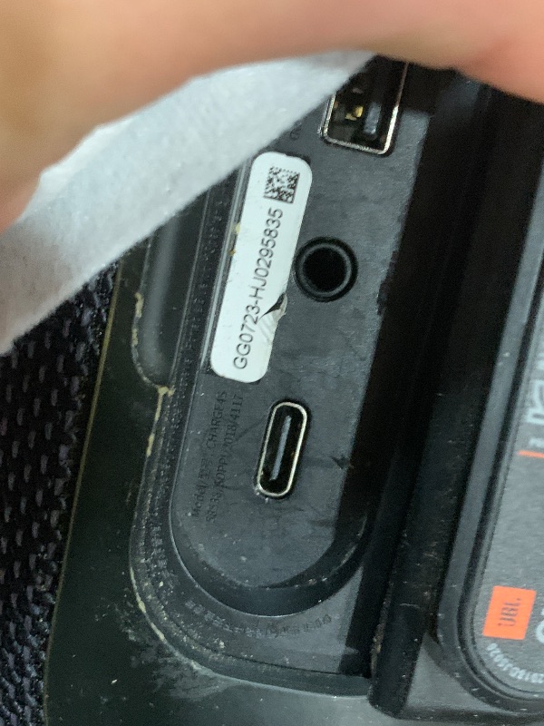 Photo 1 of (broken for parts) JBL Charge 6 - Portable Waterproof & Drop-Proof Bluetooth Speaker, Bold JBL Pro Sound with AI Sound Boost, 28Hrs of Playtime, Built-in powerbank & Comes with a Sturdy/Removable Carrying Strap (Black)