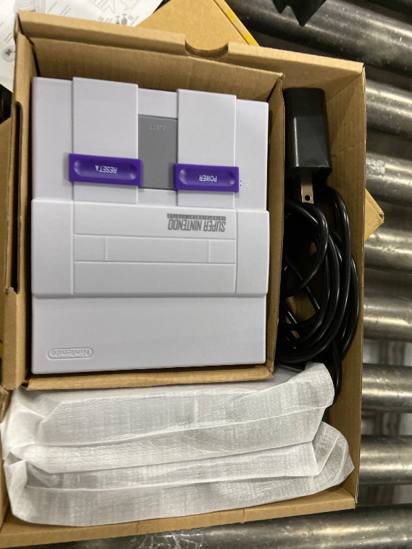 Photo 1 of VOLUME NON FUNCTIONAL -----------------------Nintendo Super NES Classic Edition