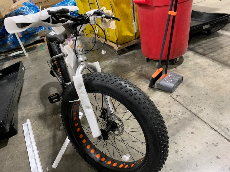 Photo 1 of HILAND - Roon 26" Fat Tire Mountain Bike - 7 Speeds - Snow Beach Bicycle - Silver
