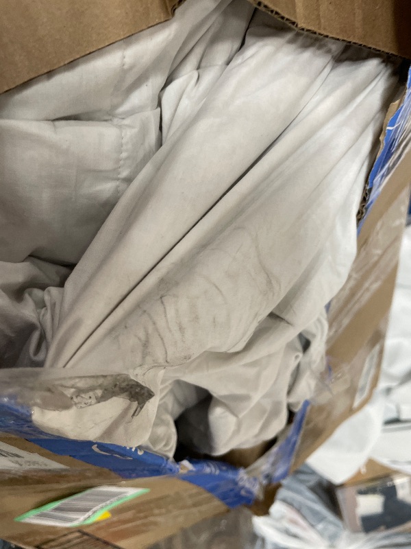 Photo 1 of ***&WRONG BLANKET TEXTURE IS DIFFERENT***
Royoliving Premium Feathers Down Duvet Insert Comforter California King Size All Season Medium Warmth White 100% Cotton Cover with Corner Tabs (108x98, 67 oz)