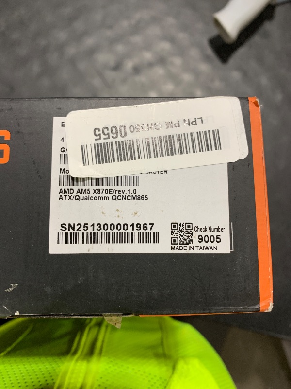 Photo 1 of **********DAMAGED*******
GIGABYTE X870E AORUS Master AMD AM5 LGA 1718 Motherboard, ATX, DDR5, 4X M.2, PCIe 5.0, USB4, WIFI7, 5GbE LAN, EZ-Latch, 5-Year Warranty