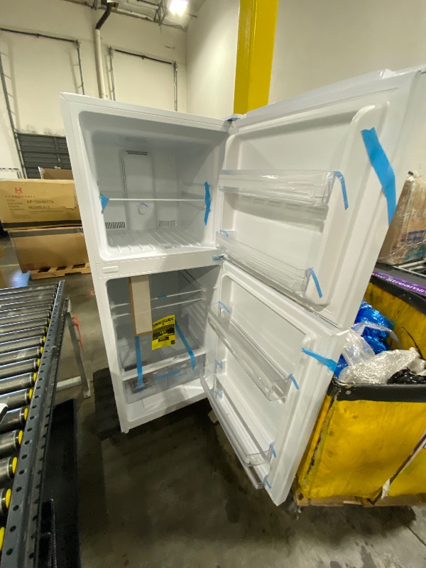 Photo 1 of Frigidaire 13.9 Cu Ft Top Freezer Refrigerator ffht1425v